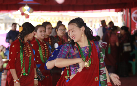 कौरा चुड्का नाच्दै युवती। तस्बिर: नवीनबाबु गुरूङ/सेतोपाटी